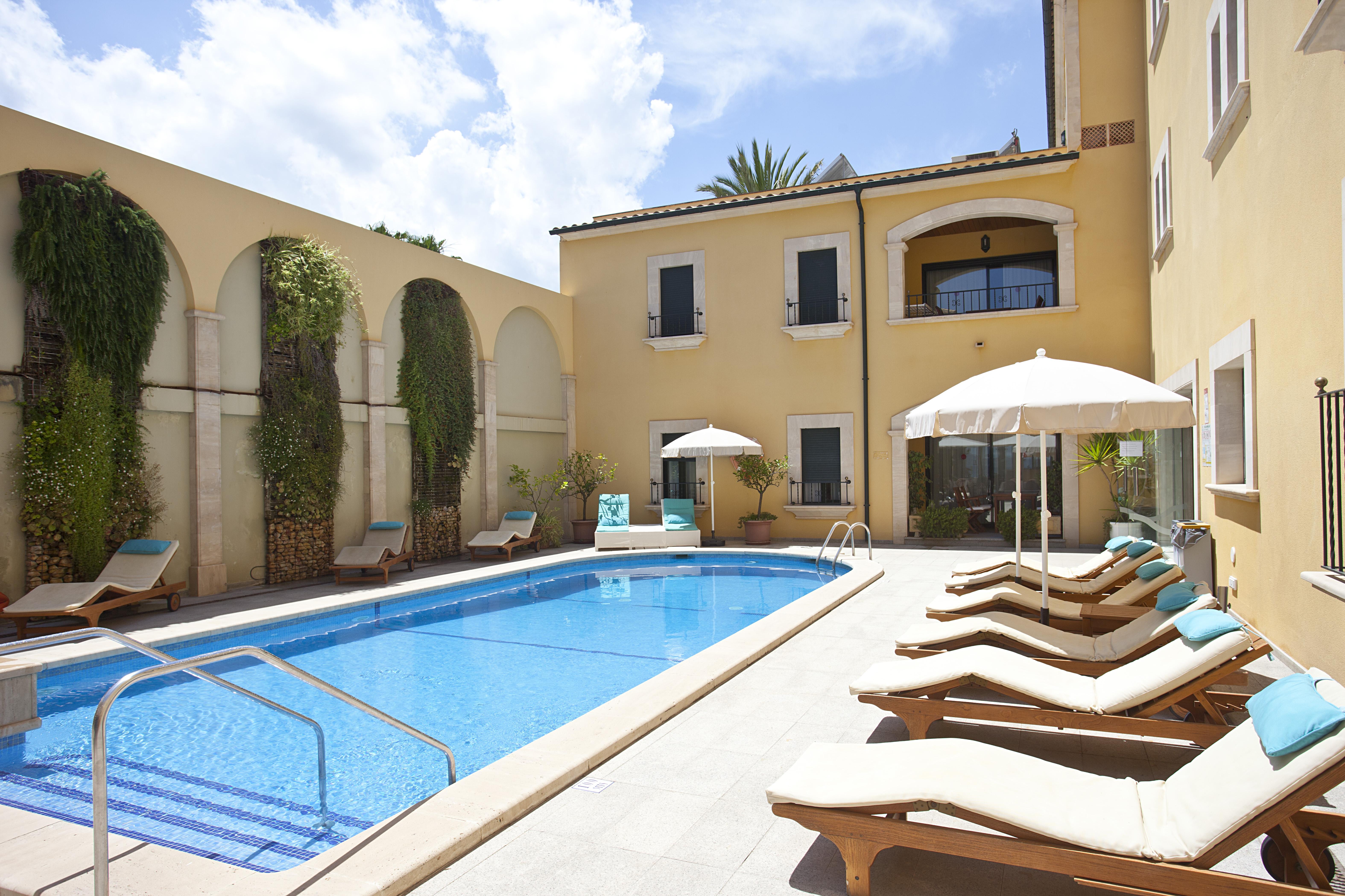 Apartments Galeon Suites Port de Pollenca Exterior photo