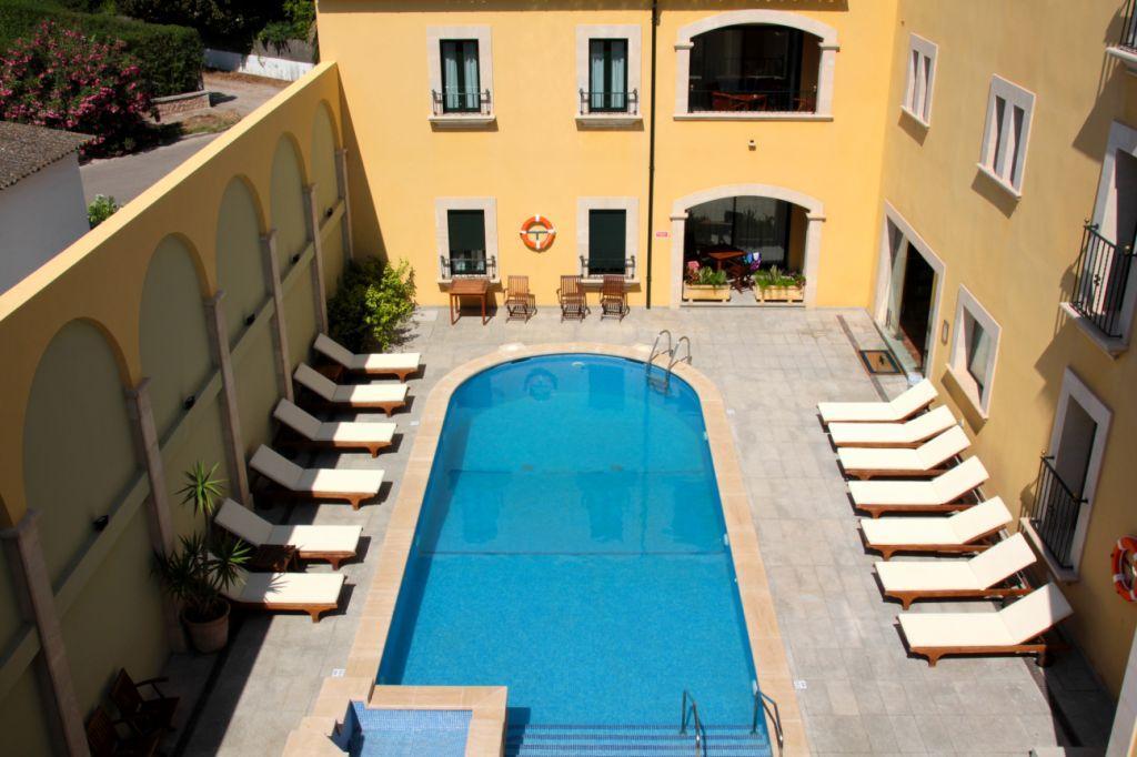 Apartments Galeon Suites Port de Pollenca Exterior photo